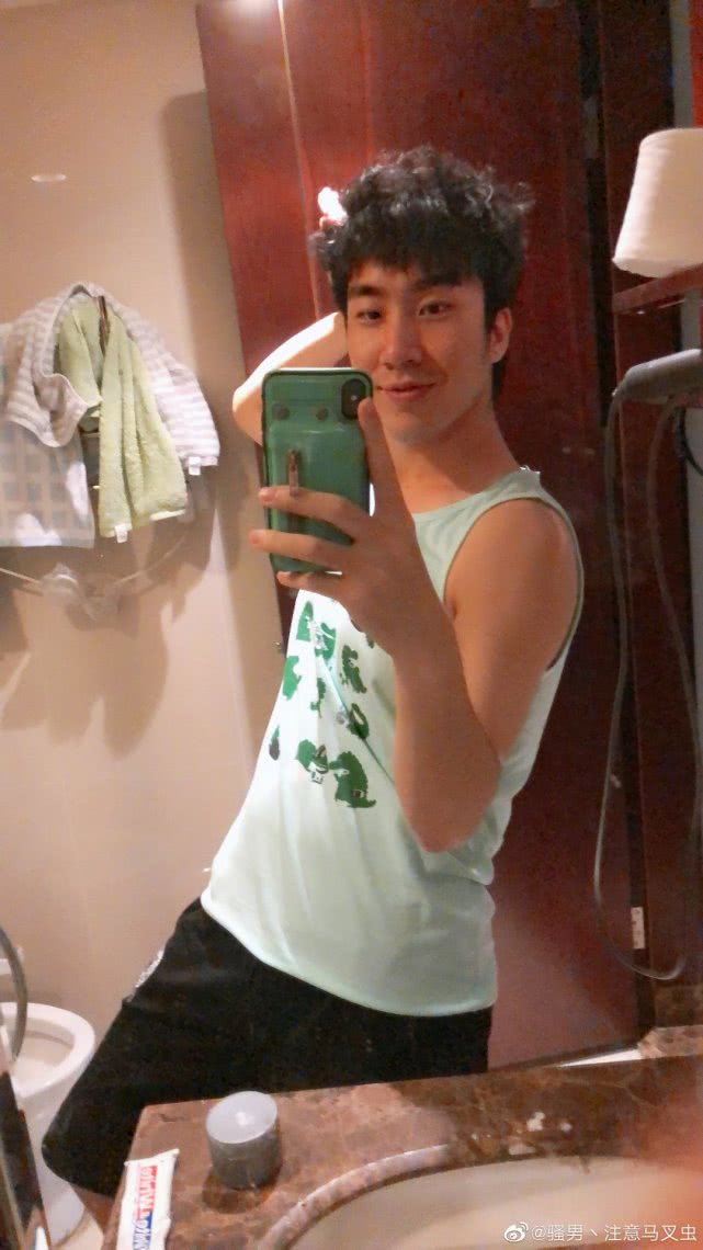 骚男离婚风波后频发帅气自拍这次却在西装栽了网友请把住门