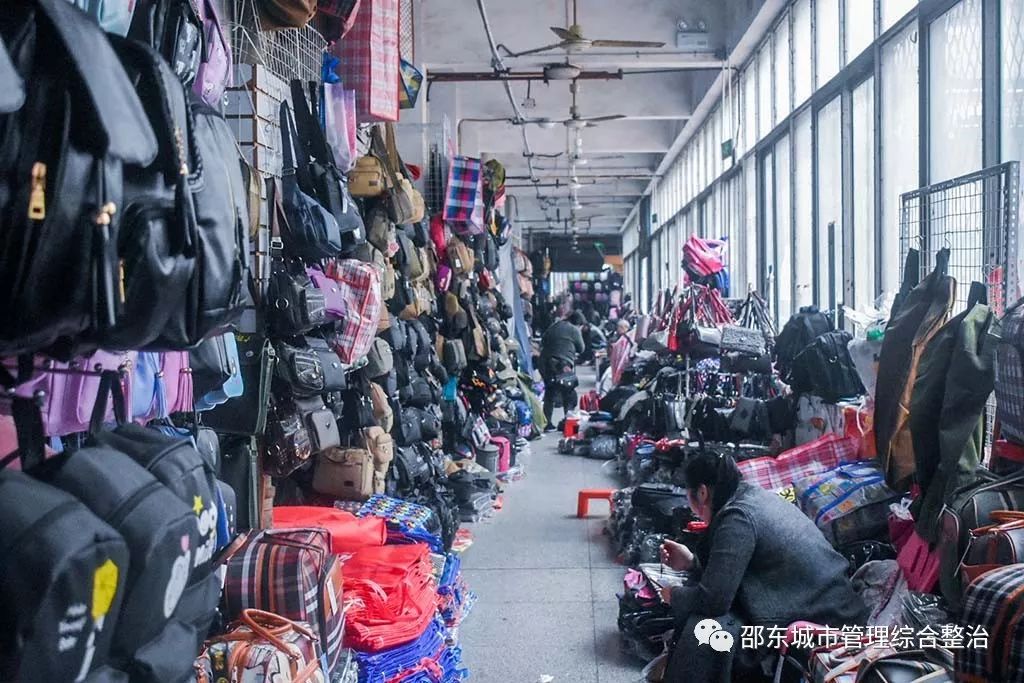 邵东工业品市场(一期)1993年6月28日建成开市,以其规模大,规格高,场地