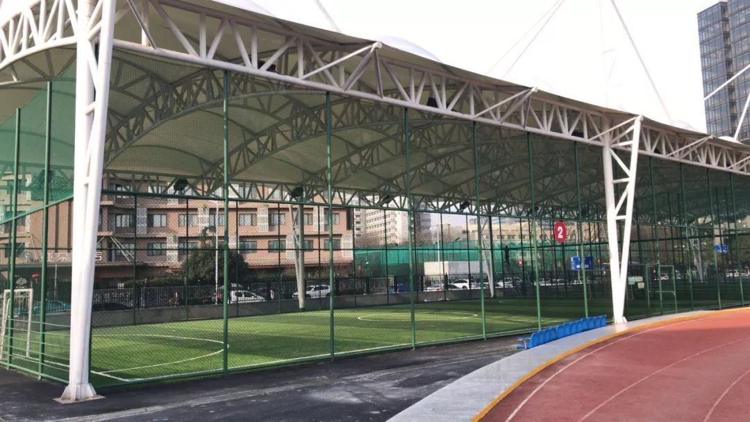 日(7:00-17:00)预约电话:96218室外网球场免费开放时间:室内网球,壁球