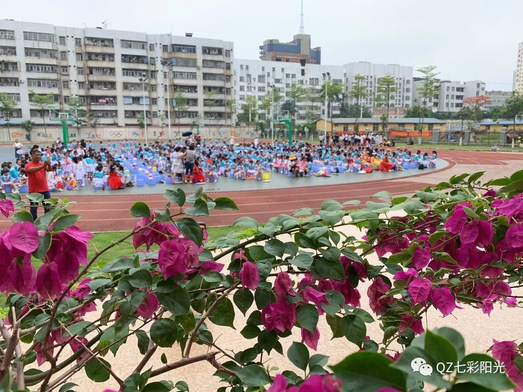 钦州师范学校附属小学大合唱获奖情况台上的精彩看完了我们去看看台下