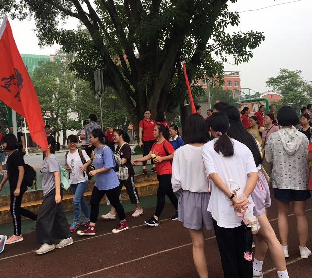 高中举行2019届高三师生"风雨兼程磨意志·苦乐与共铸辉煌"登高望远