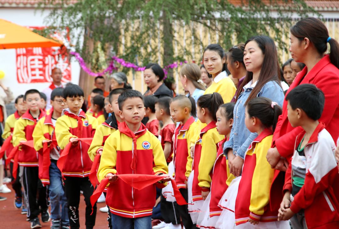 朝阳小学真真切切创义教甜甜美美庆六一