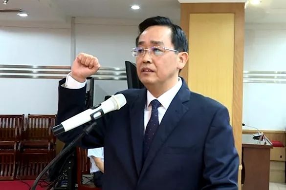 会议表决通过了关于接受袁发林辞去县人民政府县长职务请求的决定.