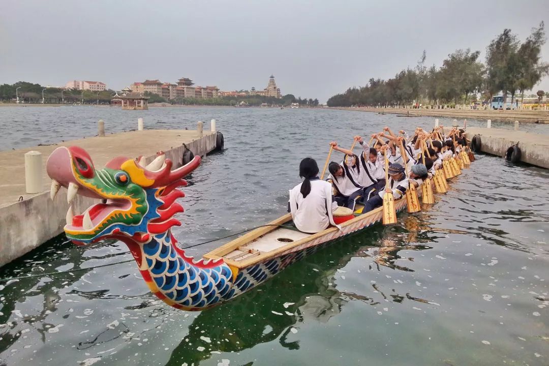跟着时代步伐,尊重各地传统龙舟使用习惯及国际龙舟的规格和外观标准