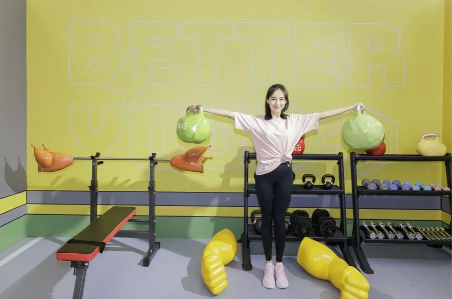 王智担任运动商店明星店长 秀武术做健身忙不停