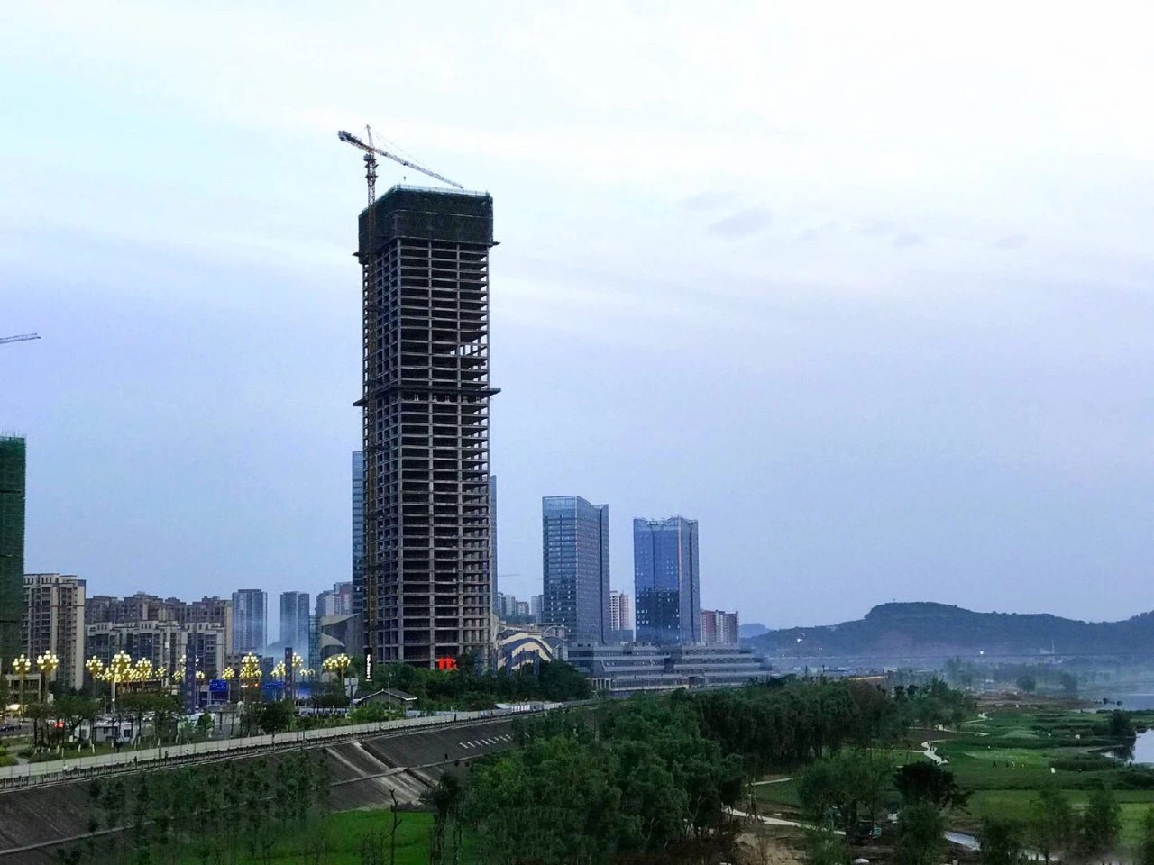 春去春来人易老今年花比去年好