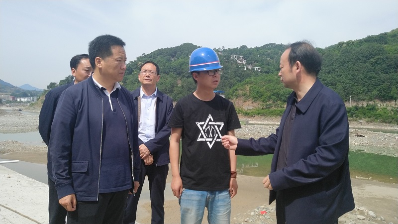 副县长汤新军一同检查.