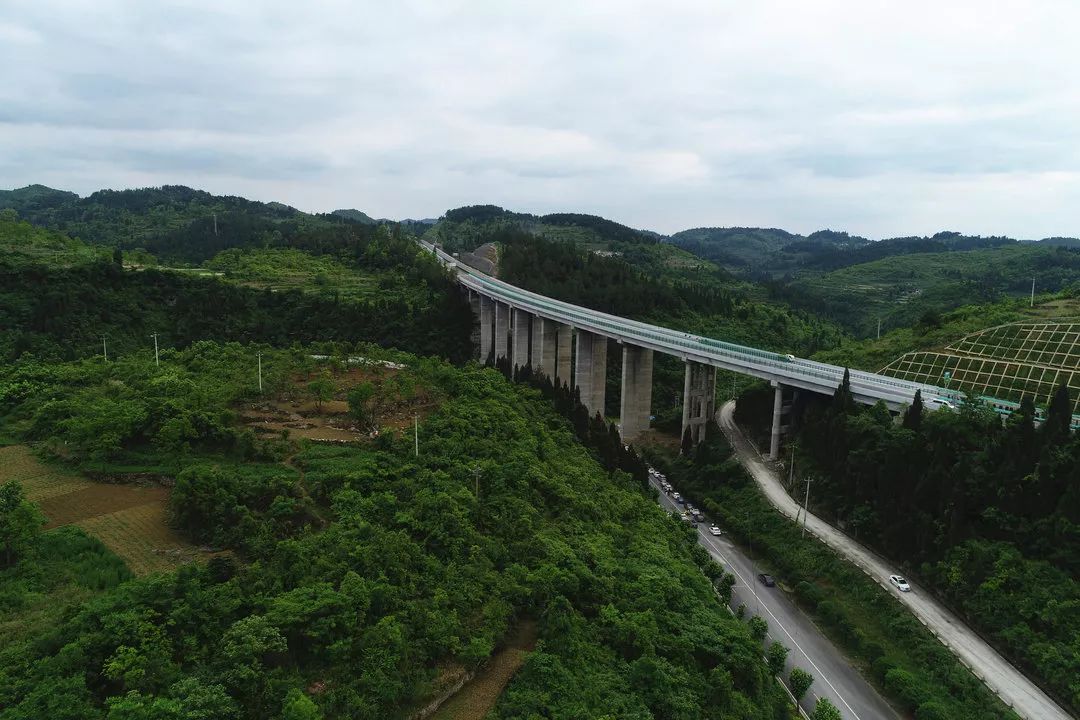 遵義這條高速已通車雙向四車道時速100公里