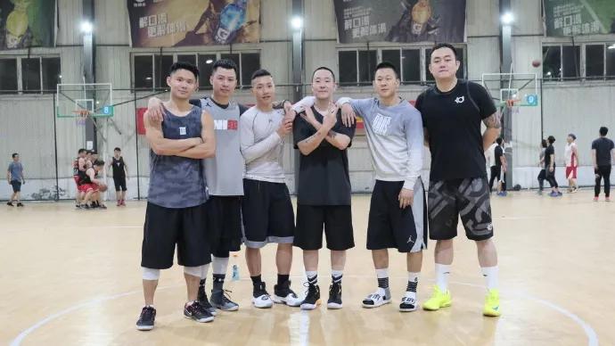 原创场面混乱头盔哥vs街球老炮爆发冲突美女裁判又抢镜了