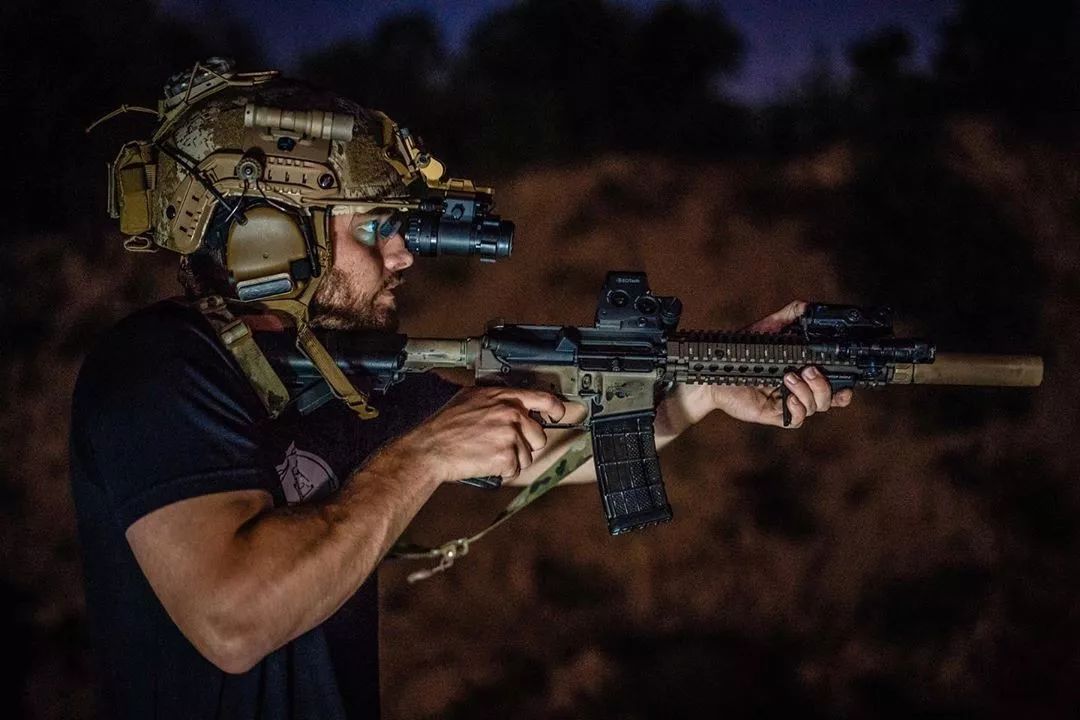 你承认吗握枪的男人是最帅的与颜值无关