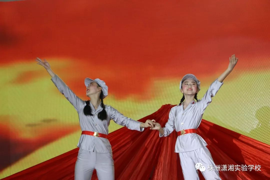 是生命在飞舞看青春登场草地一片盛装11,群舞《红色摇篮》表演单位