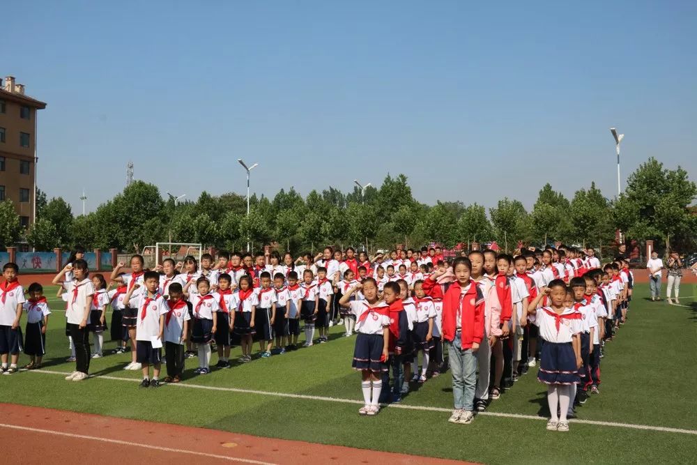 临朐县东郡小学开展我与祖国共成长争做小小追梦人新队员入队仪式