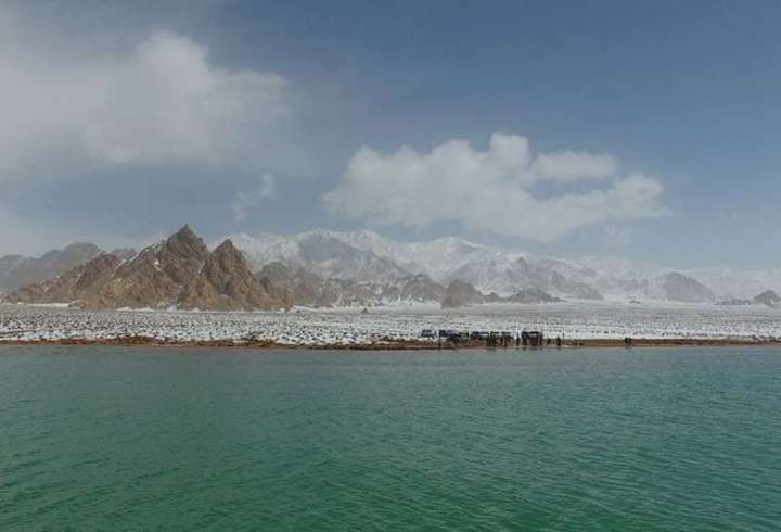 阿尔金山阿牙克库木湖一片湛蓝,图片由阿丑视界提供.