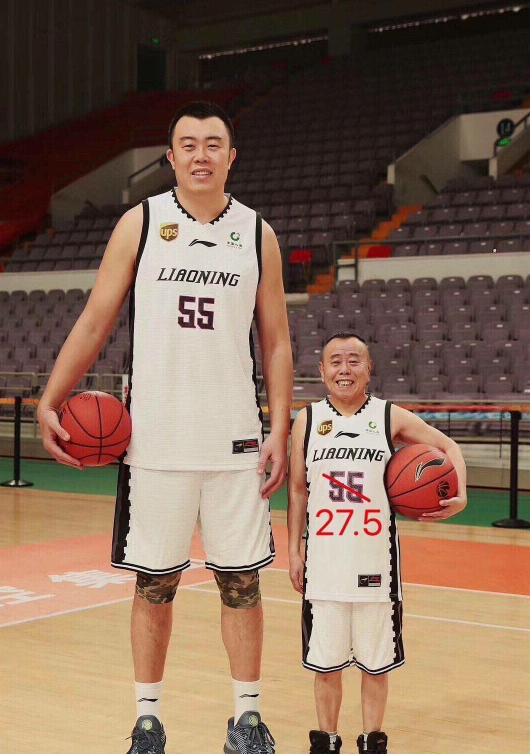 原创潘长江现身韩德君婚礼身高引网友调侃最萌身高差父子合体