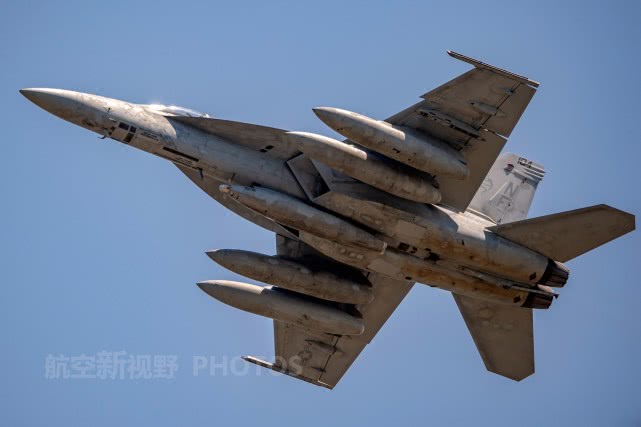 美国热衷伙伴加油超级大黄蜂4具大型副油箱临时客串空中加油机