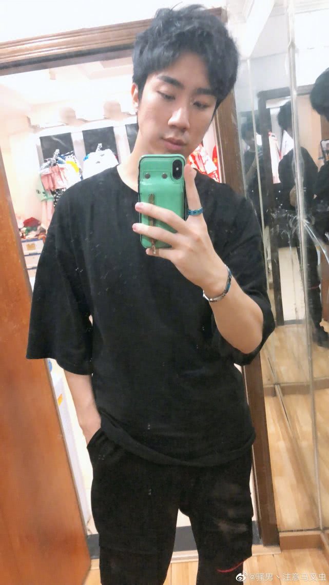 骚男离婚风波后频发帅气自拍这次却在西装栽了网友请把住门