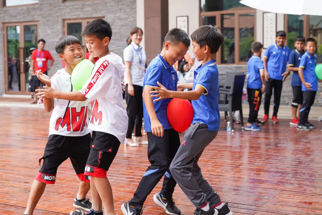 在随后的游园活动中,夹弹珠,一元五角,双龙戏珠等小游戏让孩子们乐在