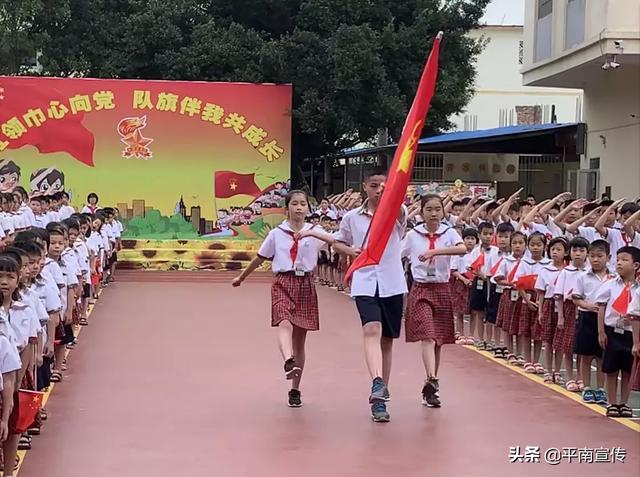 六一前夕平南镇中心小学少先队员收到一封特殊的信