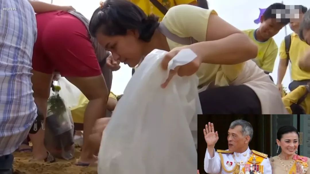 原创泰国国王接受伏地大礼观看四位美女挑扁担撒种礼仪令人开眼界