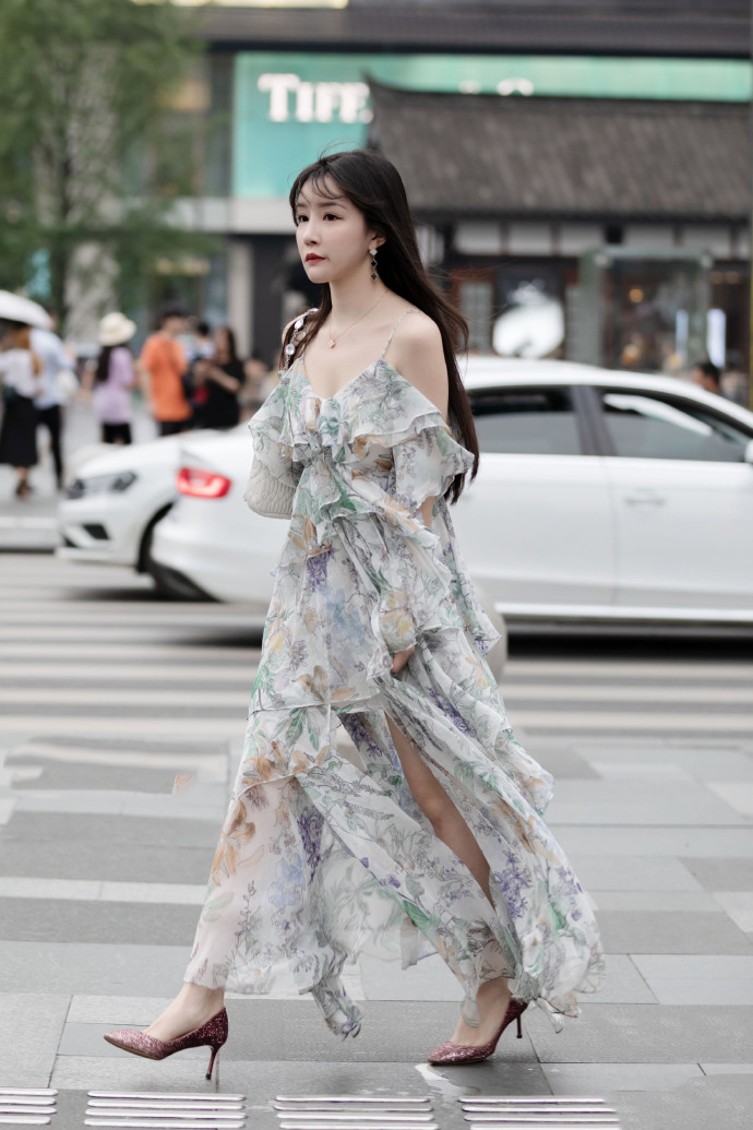 靓屏!小姐姐身穿个性吊带连衣裙,白皙娇嫩有仙女气息!