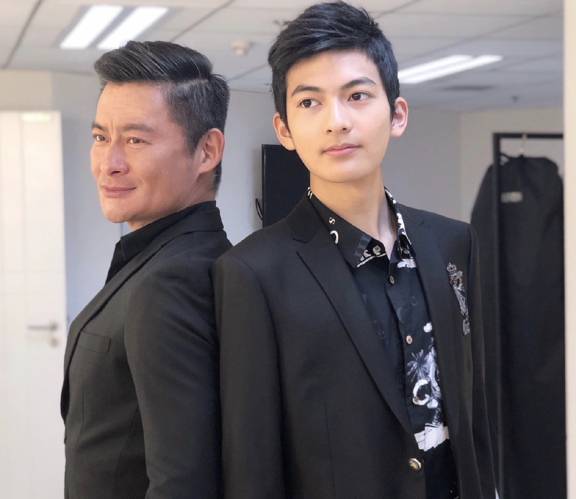 景岗山一双儿女长大了混血面孔不输小鲜肉网友最好看星二代