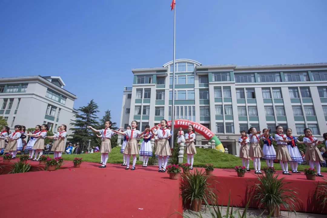 校区风景线争当好队员逐梦新时代盐城市实验小学一年级新生入队仪式