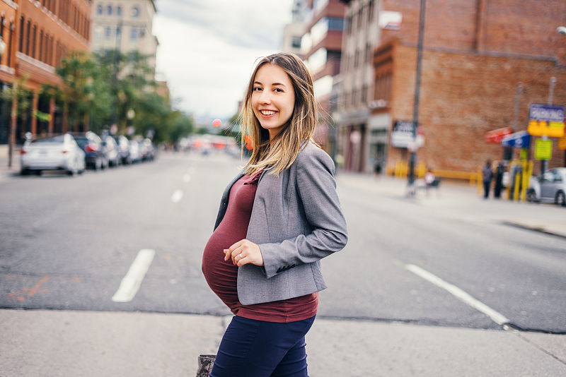大肚子孕妇走路图片