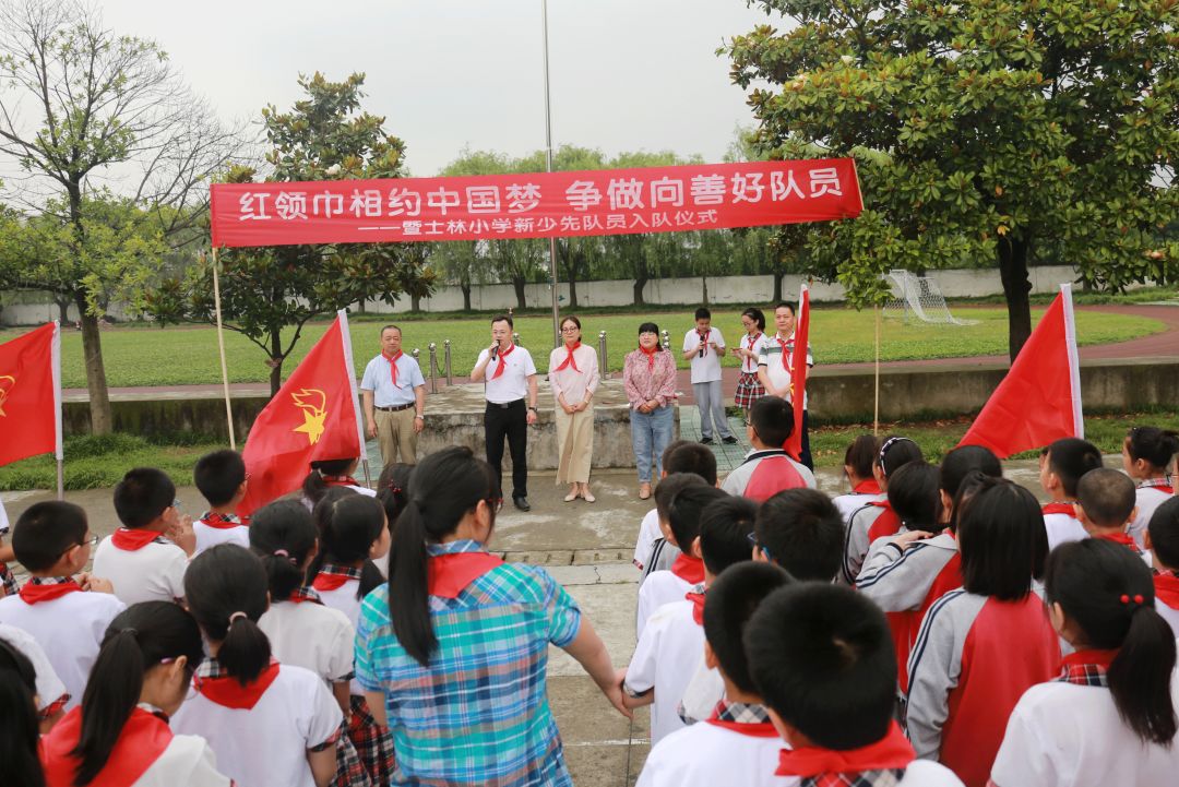 新市镇党委书记,德清工业园区管委会主任施震海带队赴新市镇初级中学