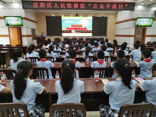 武汉市玫瑰园小学学生在检察院里过六一