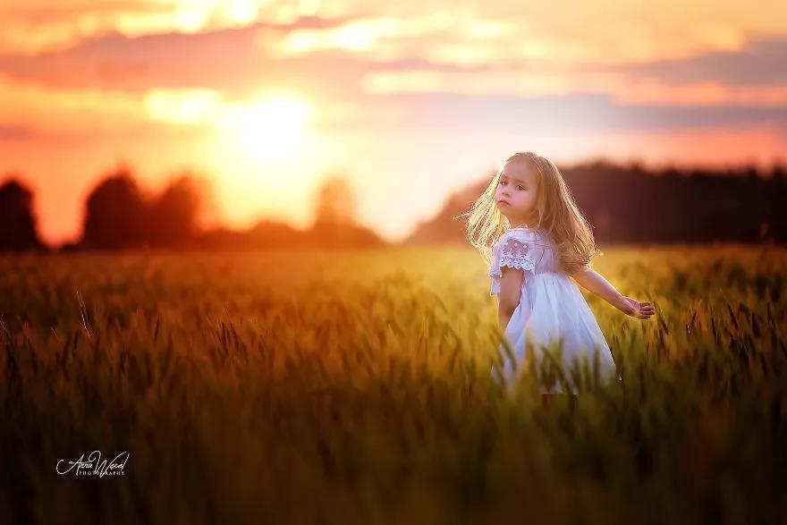 波兰摄影师定格儿童与自然的亲密瞬间