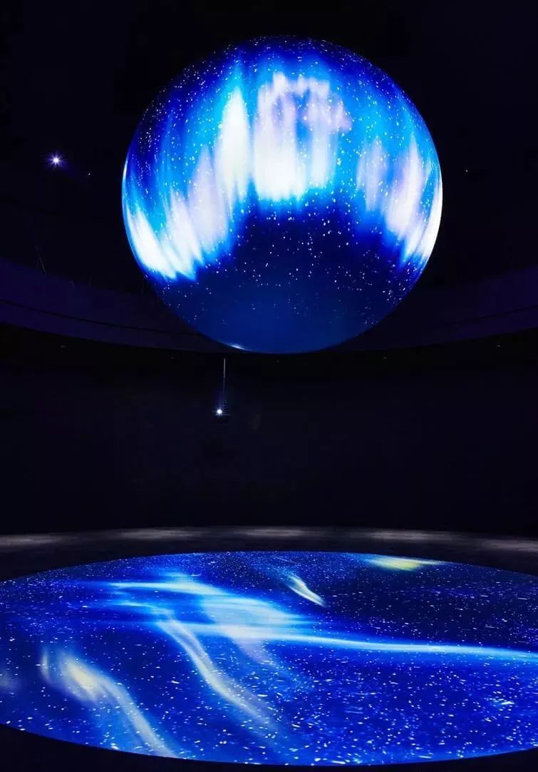 视觉艺术装置用全息投影打造浩瀚磅礴的银河系