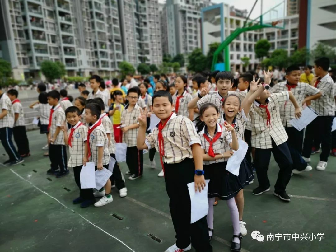 微笑天使庆六一欢声笑语乐游园南宁市中兴小学2019年庆祝六一国际儿童