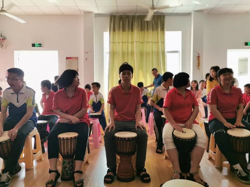 我们来到了黄岩启智学校,和尚音琴行的老师一起来给启智学校的90多位"