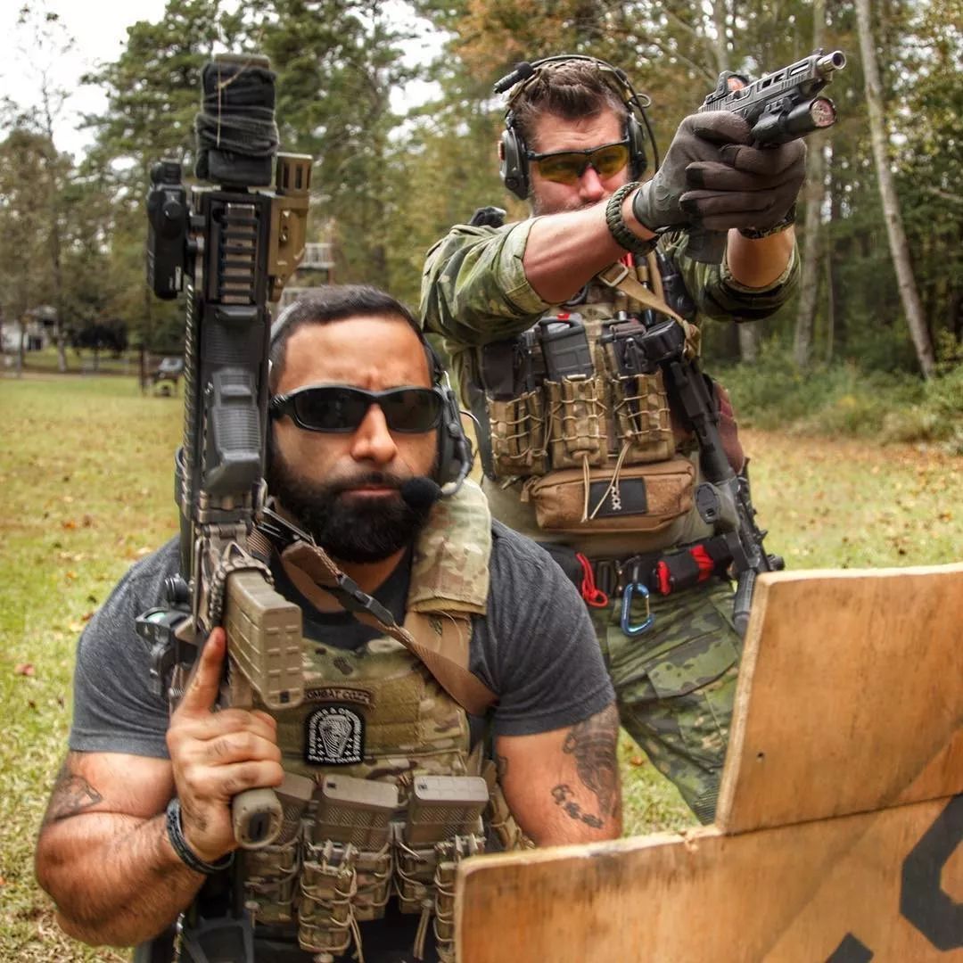 你承认吗握枪的男人是最帅的与颜值无关