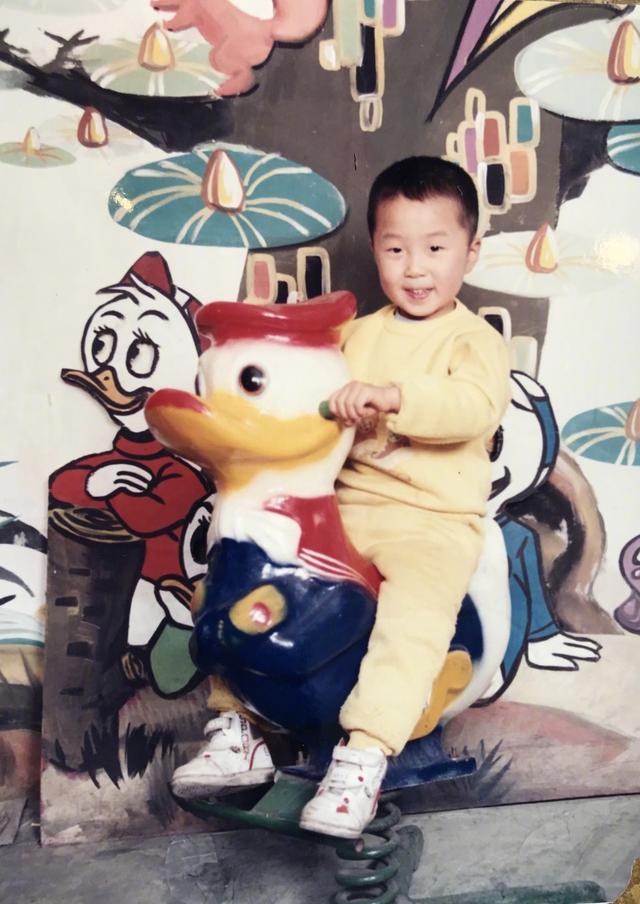 杜海涛儿童节晒童年照九宫格,从小胖到大,和现在长得一模一样!