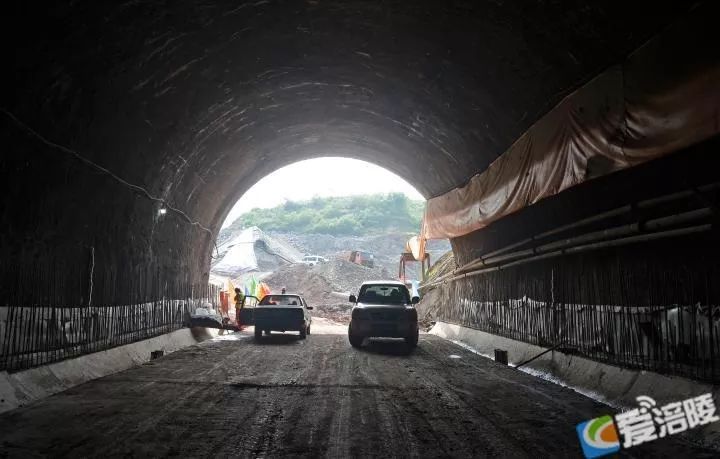自东向西,设鹅颈关隧道横穿聚云山,上跨渝怀铁路,设沙溪沟隧道横穿