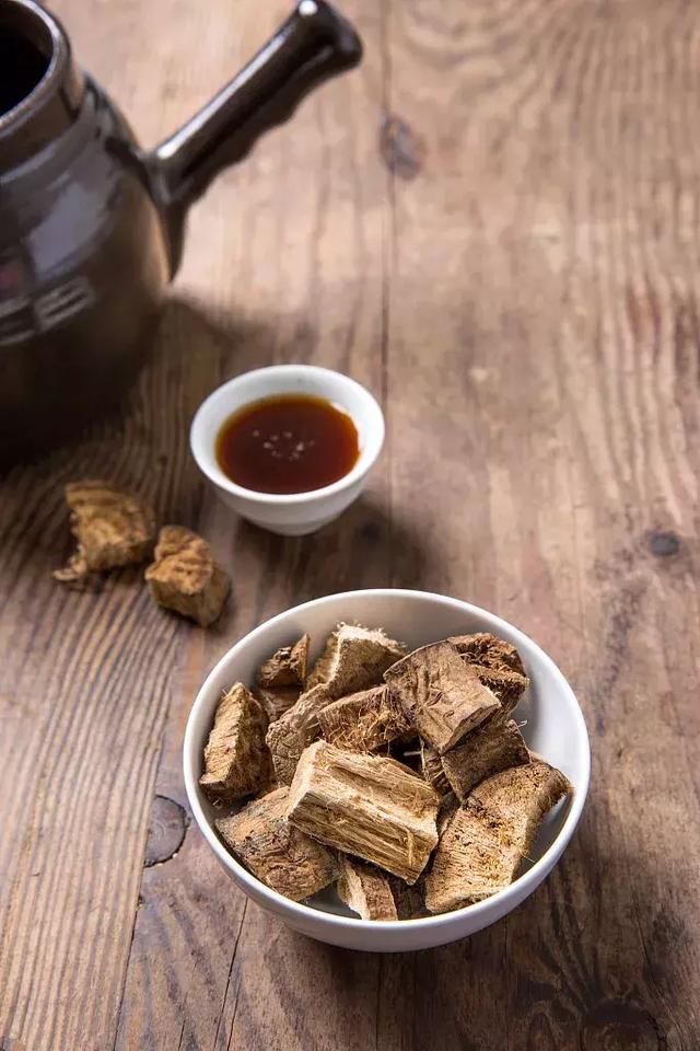 葛根的功效与作用降脂,活血,生津非常好的药物,葛根对扩张血管,特别是