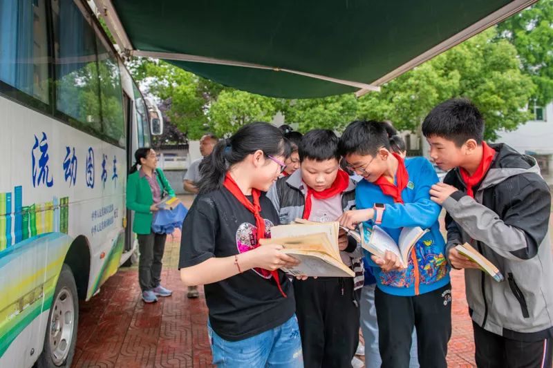 当日,潜山市图书馆的流动图书车驶进余井镇岭头中心小学,孩子们纷纷围