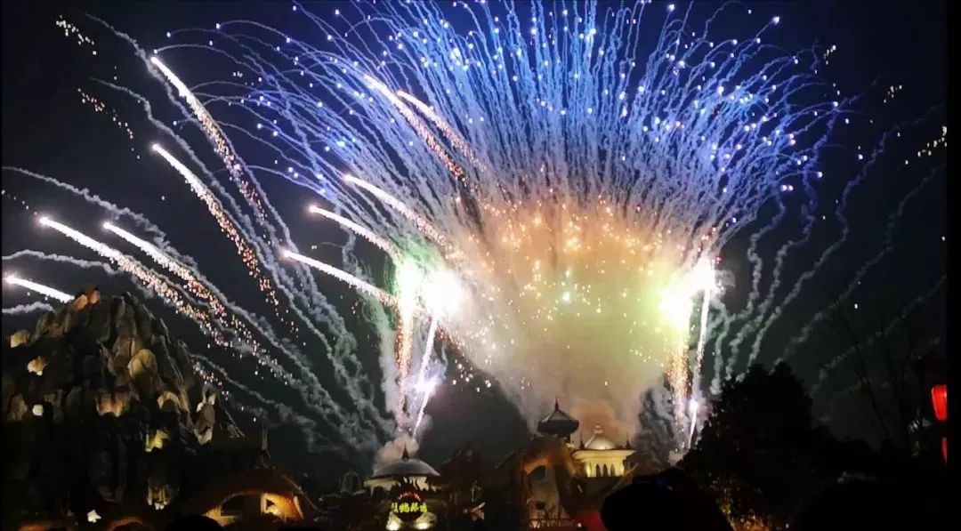全新烈焰风云烟火大秀即将精彩上演……当五彩缤纷的烟花在天空中盛放