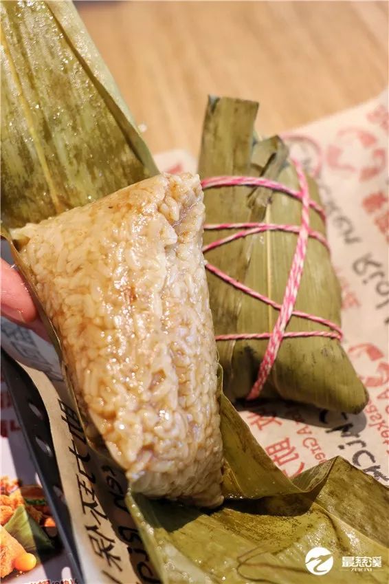 粽子个头就是普通大小,外部用红线绑着,很容易解散.