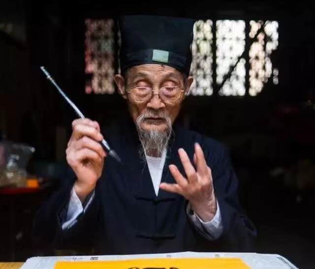 何谓十二神煞:1太岁 2青龙 3丧门 4六合 5官符 6小耗 7大耗 8朱雀 9