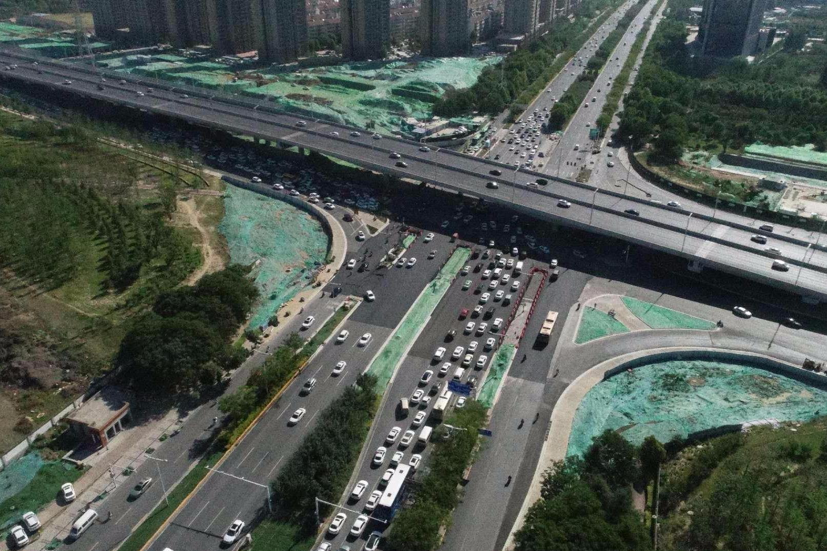 郑州市金水东路东三环受施工影响堵车严重