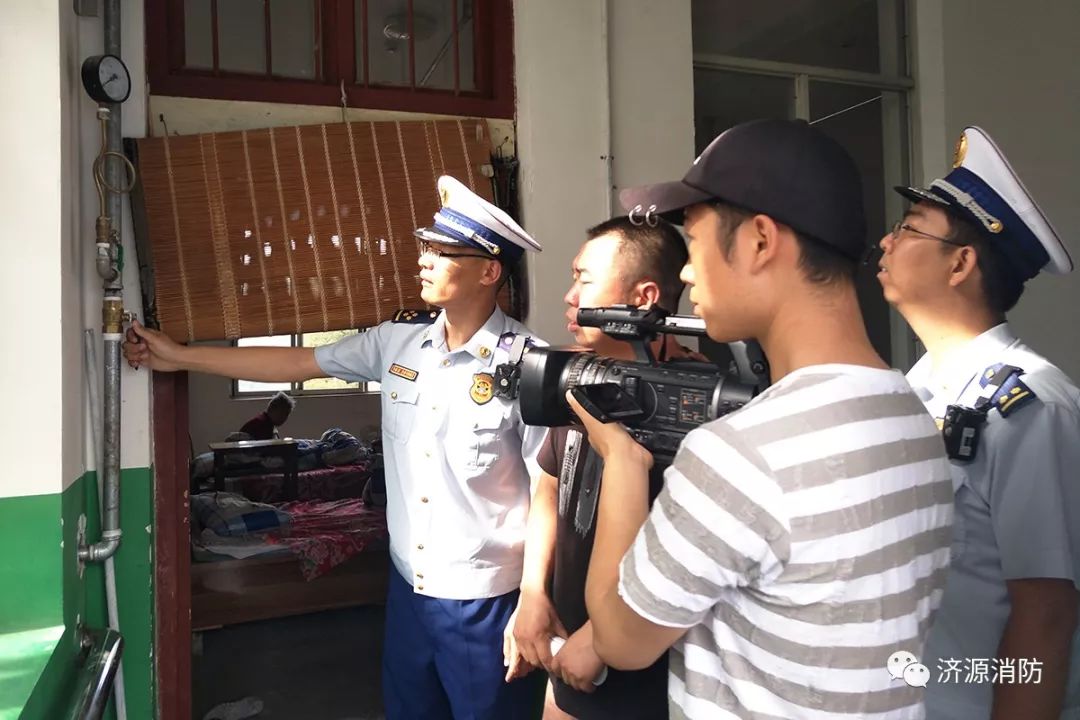 济源消防联合市主流媒体突击暗访社会单位火灾隐患_执法人员