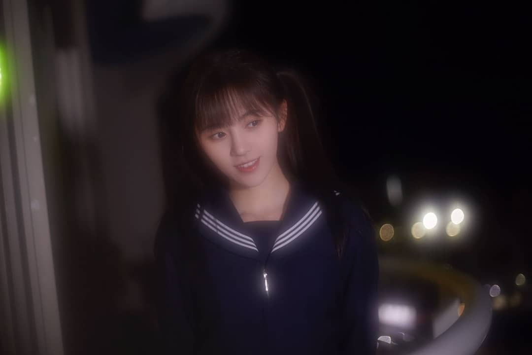 这次鞠婧祎绑了双马尾,并且穿上了学生服,在朦胧滤镜的加持下更是
