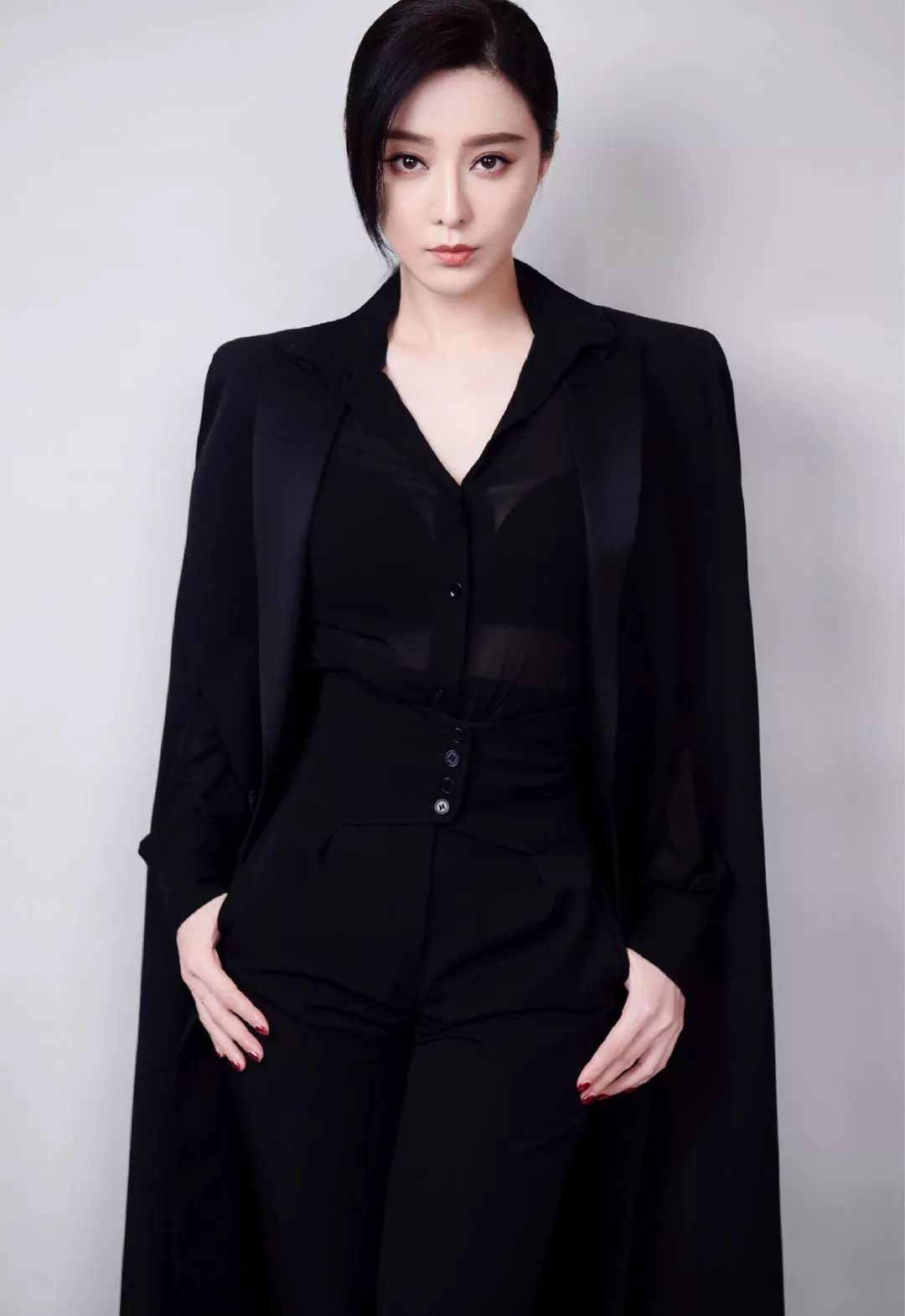 原创范冰冰低调复出黑衣西装亮相红毯女王颜值还在未受p图影响