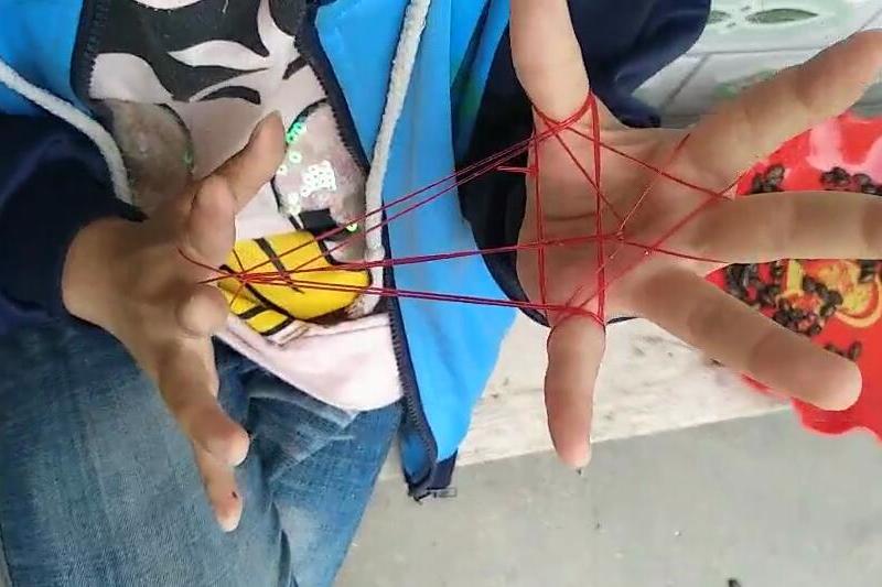 童年玩过的游戏之翻花绳一根绳子玩出金鱼模型