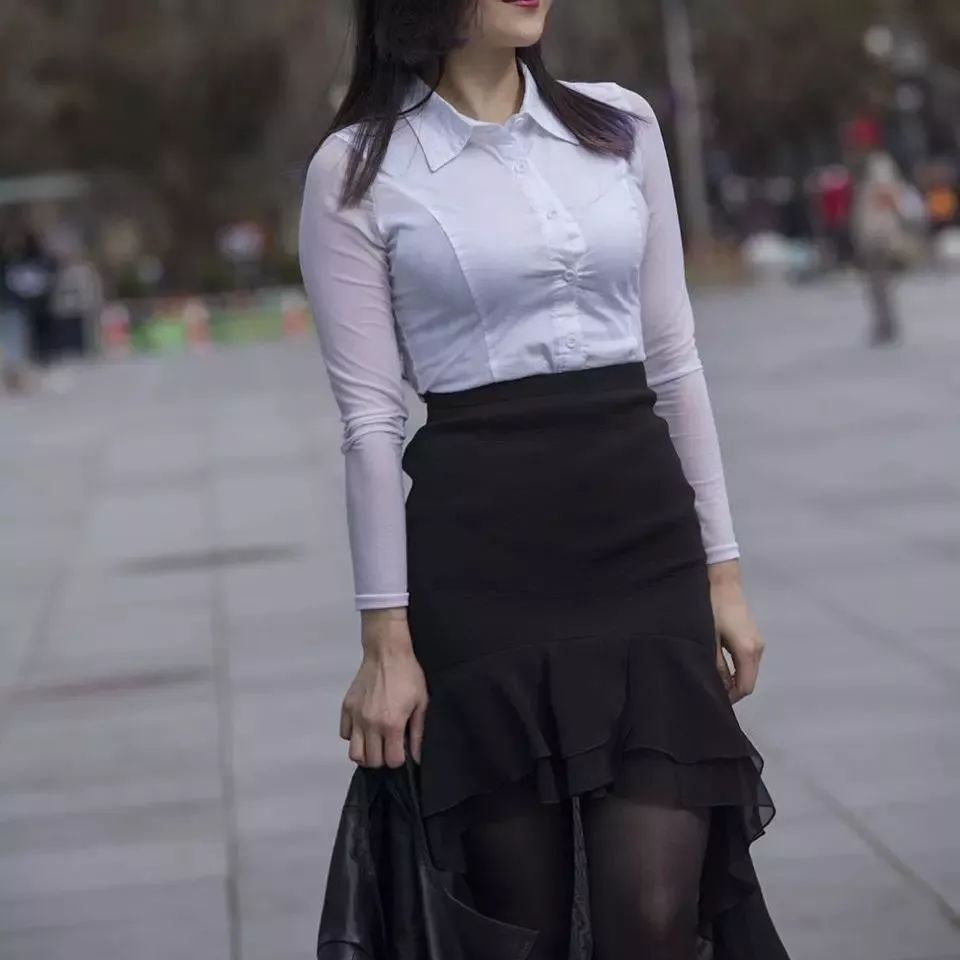 衬衫可以选择塞一半露一半既能遮挡小肚子凸显小高腰又是时尚感满满哦