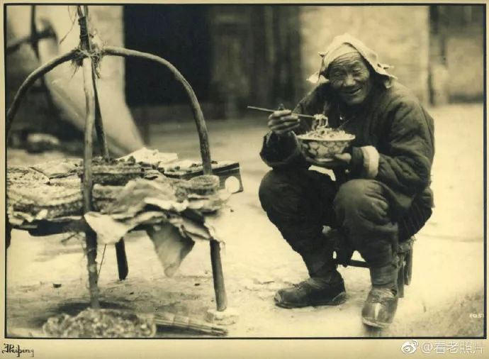 1933年,北平街头的吃面人