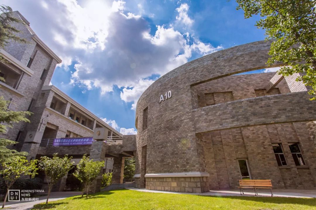 我们在这个城堡遇到我们在这里成长在这里欢笑却似乎忘了时间有脚忘了