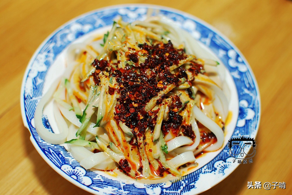 6元的麻酱凉皮,辣椒油和芝麻酱都是两大勺,舍得多放料味才好吃